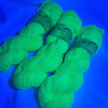 Lade das Bild in den Galerie-Viewer, Merino Silk Sock - Dangerzone (neongelb, leuchtet unter UV Licht)
