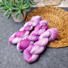 Lade das Bild in den Galerie-Viewer, Merino Silk Sock - Petunia
