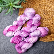 Lade das Bild in den Galerie-Viewer, Merino Silk Sock - Petunia
