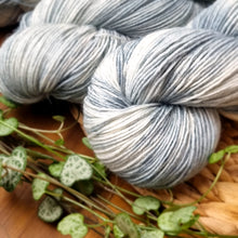 Lade das Bild in den Galerie-Viewer, Rustic Sock (BFL) - Nebelschleier
