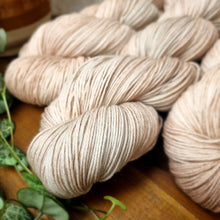 Lade das Bild in den Galerie-Viewer, Platinum Sock - Sandelholz
