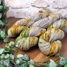 Lade das Bild in den Galerie-Viewer, Yak Sock - Golden Age
