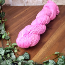 Lade das Bild in den Galerie-Viewer, Platinum Sock - Pink Highlight
