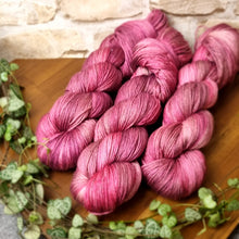 Lade das Bild in den Galerie-Viewer, Royal Silk - Pinot Noir
