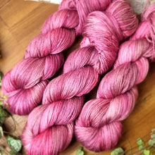 Lade das Bild in den Galerie-Viewer, Royal Silk - Pinot Noir

