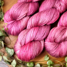 Lade das Bild in den Galerie-Viewer, Royal Silk - Pinot Noir
