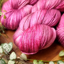 Lade das Bild in den Galerie-Viewer, Royal Silk - Pinot Noir
